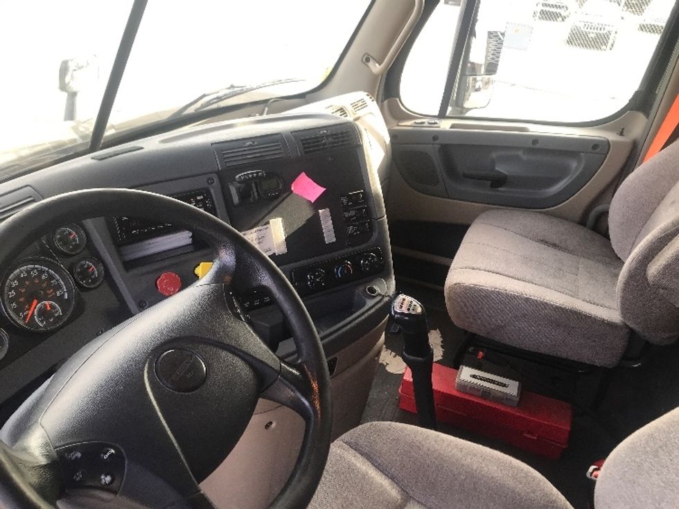 Day Cab Tractor-Heavy Duty Tractors-Freightliner-2019-Cascadia 12564ST-Allen Park-MI-565,631\n\t\tmiles-$ 24,250 - Image 10