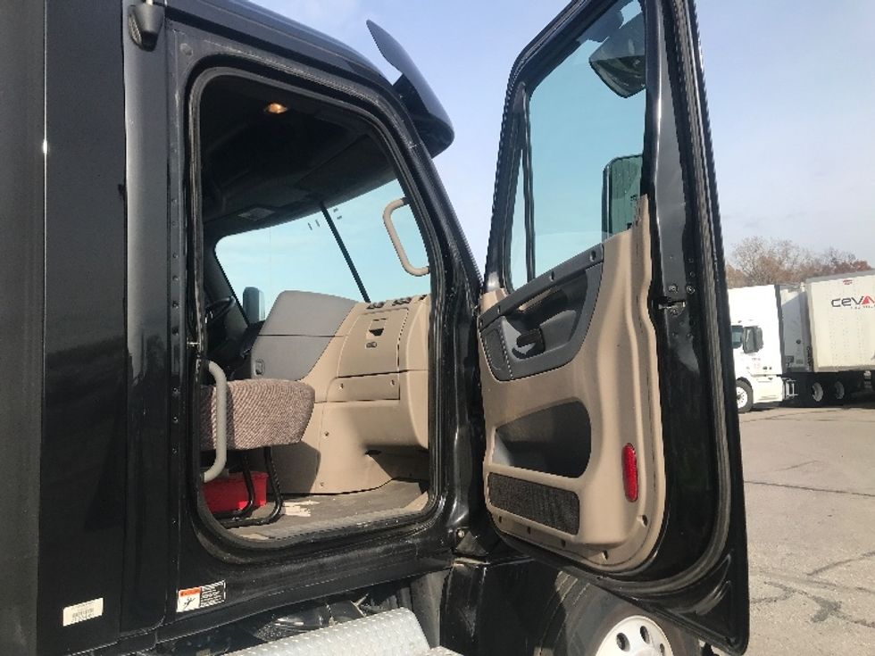 Day Cab Tractor-Heavy Duty Tractors-Freightliner-2019-Cascadia 12564ST-Allen Park-MI-565,631\n\t\tmiles-$ 24,250 - Image 12