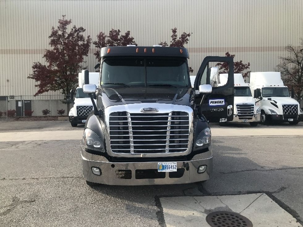 Day Cab Tractor-Heavy Duty Tractors-Freightliner-2019-Cascadia 12564ST-Allen Park-MI-565,631\n\t\tmiles-$ 24,250 - Image 2