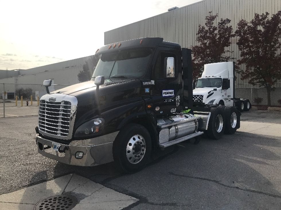 Day Cab Tractor-Heavy Duty Tractors-Freightliner-2019-Cascadia 12564ST-Allen Park-MI-565,631\n\t\tmiles-$ 24,250 - Image 3