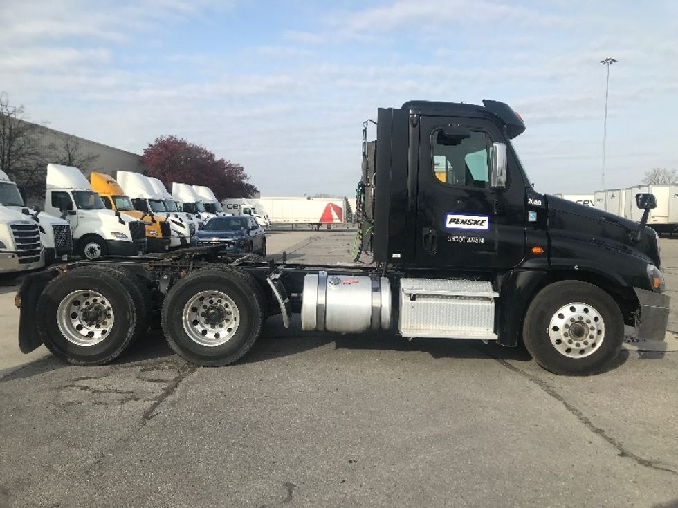 Day Cab Tractor-Heavy Duty Tractors-Freightliner-2019-Cascadia 12564ST-Allen Park-MI-565,631\n\t\tmiles-$ 24,250 - Image 8