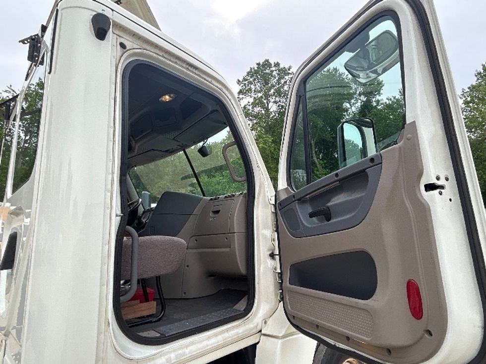 2019 Freightliner Cascadia 125" Sleeper Cab photo 11