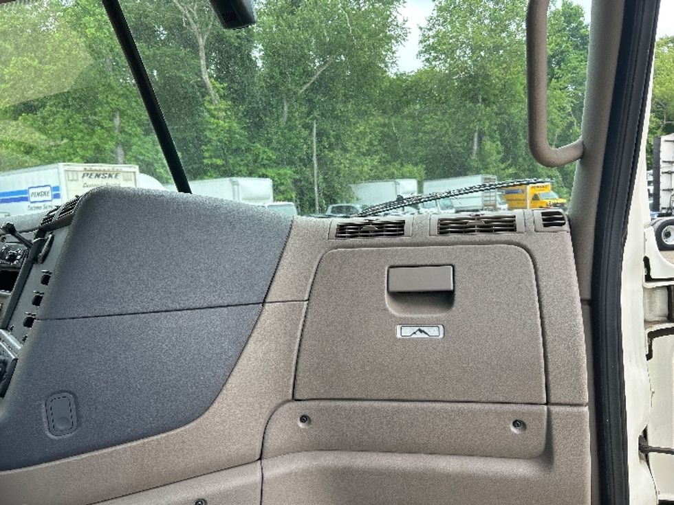 2019 Freightliner Cascadia 125" Sleeper Cab photo 12