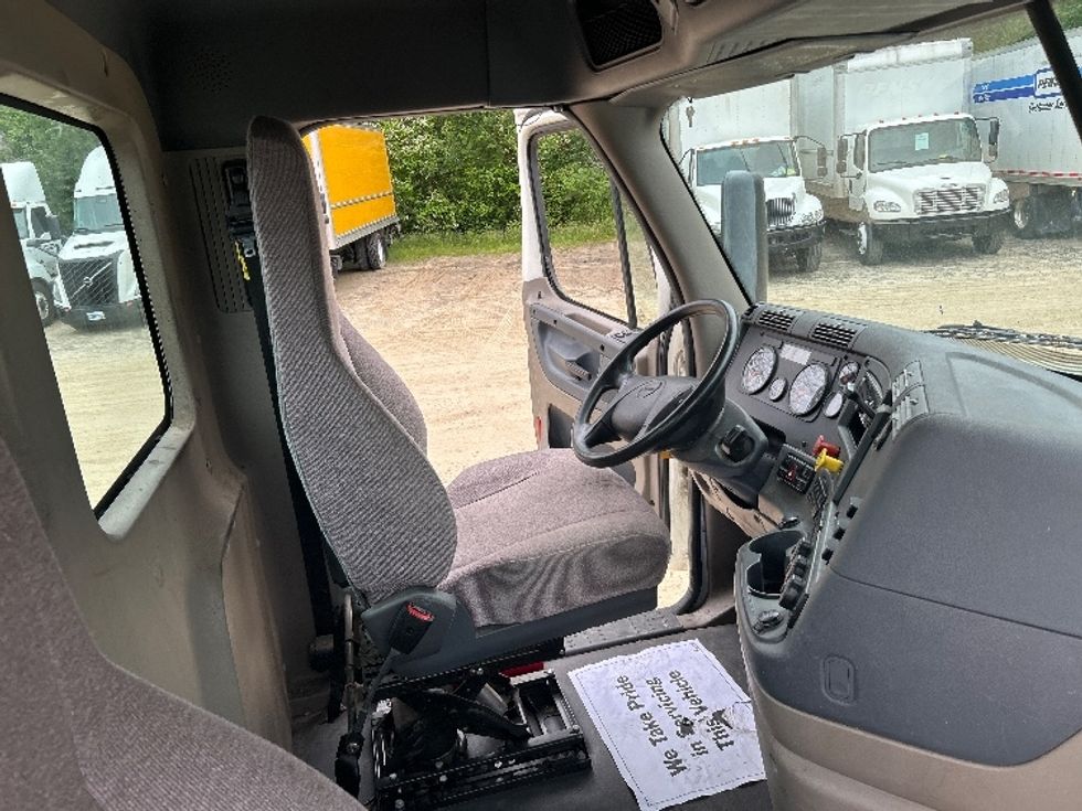 2019 Freightliner Cascadia 125" Sleeper Cab photo 13