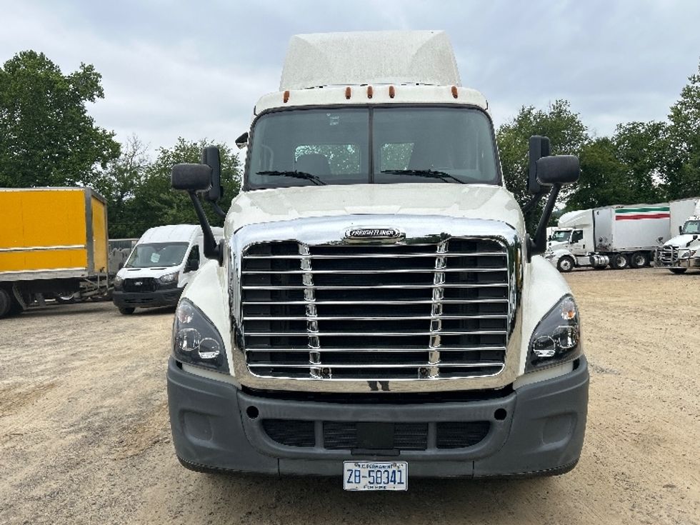 2019 Freightliner Cascadia 125" Sleeper Cab photo 2