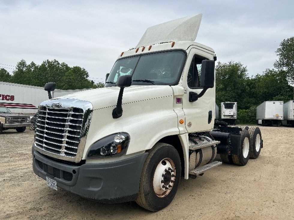 2019 Freightliner Cascadia 125" Sleeper Cab photo 3