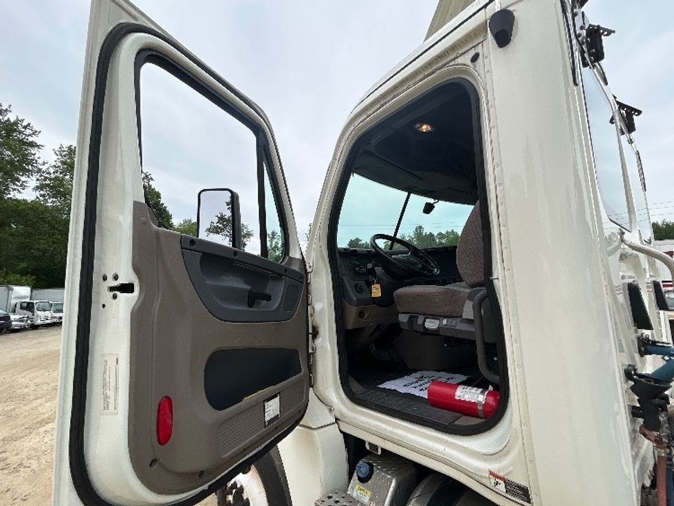 2019 Freightliner Cascadia 125" Sleeper Cab photo 8