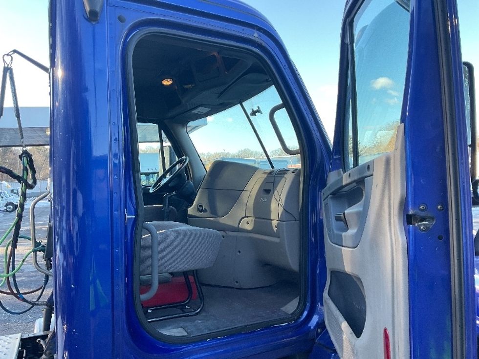 Day Cab Tractor-Heavy Duty Tractors-Freightliner-2019-Cascadia 12564ST-Auburn-MA-207,961\n\t\tmiles-$ 50,250 - Image 12