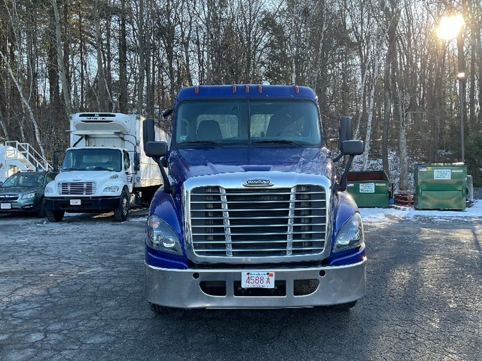 Day Cab Tractor-Heavy Duty Tractors-Freightliner-2019-Cascadia 12564ST-Auburn-MA-207,961\n\t\tmiles-$ 50,250 - Image 2