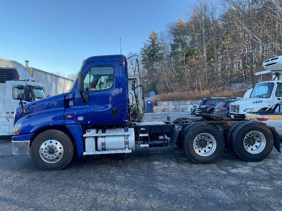 Day Cab Tractor-Heavy Duty Tractors-Freightliner-2019-Cascadia 12564ST-Auburn-MA-207,961\n\t\tmiles-$ 50,250 - Image 4