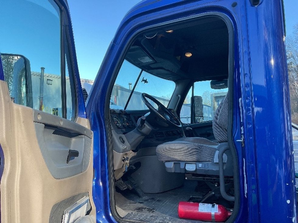 Day Cab Tractor-Heavy Duty Tractors-Freightliner-2019-Cascadia 12564ST-Auburn-MA-207,961\n\t\tmiles-$ 50,250 - Image 9