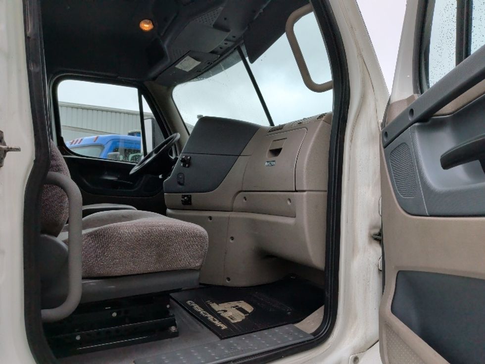 Day Cab Tractor-Heavy Duty Tractors-Freightliner-2019-Cascadia 12564ST-Auburn-MA-307,490\n\t\tmiles-$ 44,500 - Image 12