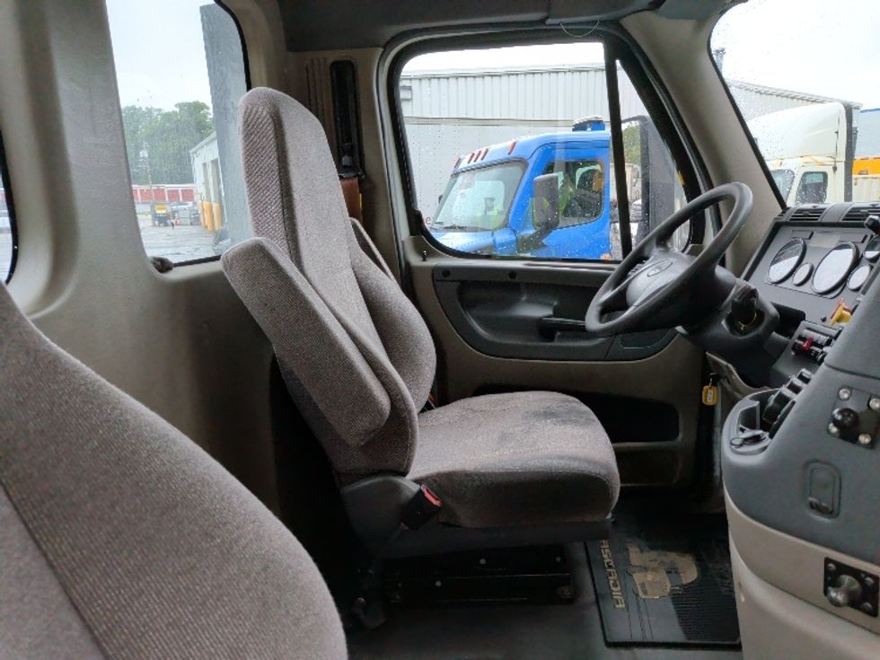 Day Cab Tractor-Heavy Duty Tractors-Freightliner-2019-Cascadia 12564ST-Auburn-MA-307,490\n\t\tmiles-$ 44,500 - Image 14