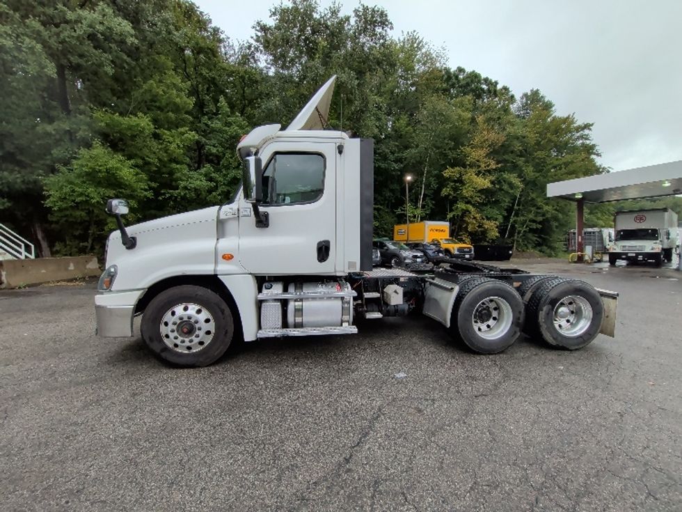 Day Cab Tractor-Heavy Duty Tractors-Freightliner-2019-Cascadia 12564ST-Auburn-MA-307,490\n\t\tmiles-$ 44,500 - Image 4