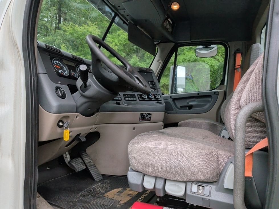 Day Cab Tractor-Heavy Duty Tractors-Freightliner-2019-Cascadia 12564ST-Auburn-MA-307,490\n\t\tmiles-$ 44,500 - Image 9