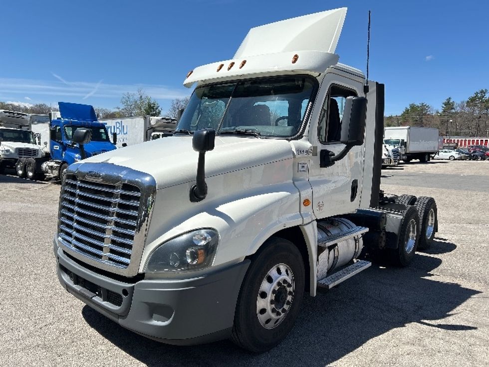 Day Cab Tractor-Heavy Duty Tractors-Freightliner-2019-Cascadia 12564ST-Auburn-MA-315,694\n\t\tmiles-$ 43,250 - Image 1