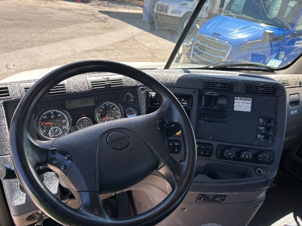 Day Cab Tractor-Heavy Duty Tractors-Freightliner-2019-Cascadia 12564ST-Auburn-MA-315,694\n\t\tmiles-$ 43,250 - Image 10