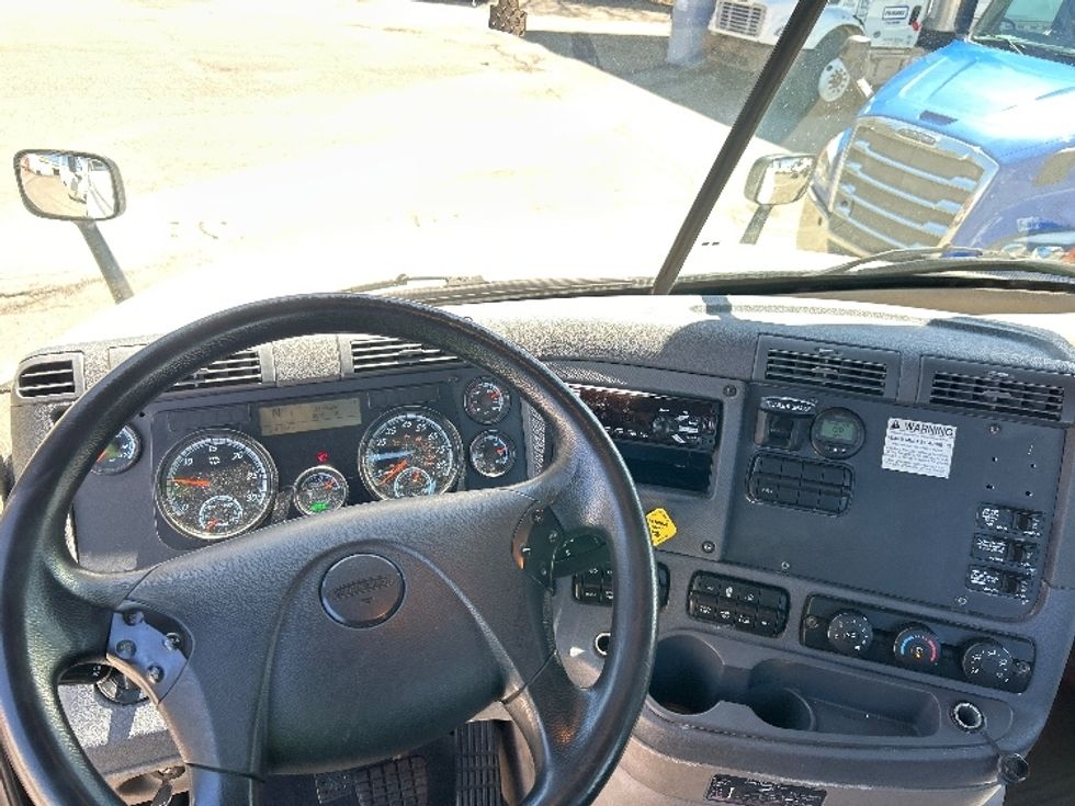 Day Cab Tractor-Heavy Duty Tractors-Freightliner-2019-Cascadia 12564ST-Auburn-MA-315,694\n\t\tmiles-$ 43,250 - Image 11