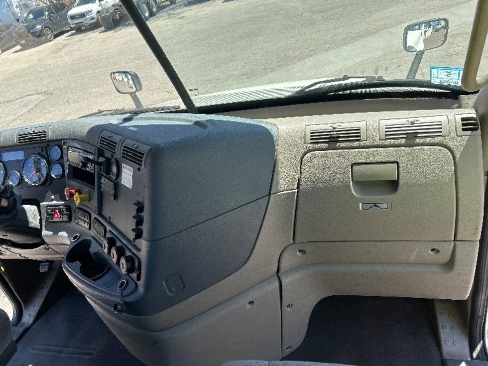 Day Cab Tractor-Heavy Duty Tractors-Freightliner-2019-Cascadia 12564ST-Auburn-MA-315,694\n\t\tmiles-$ 43,250 - Image 13