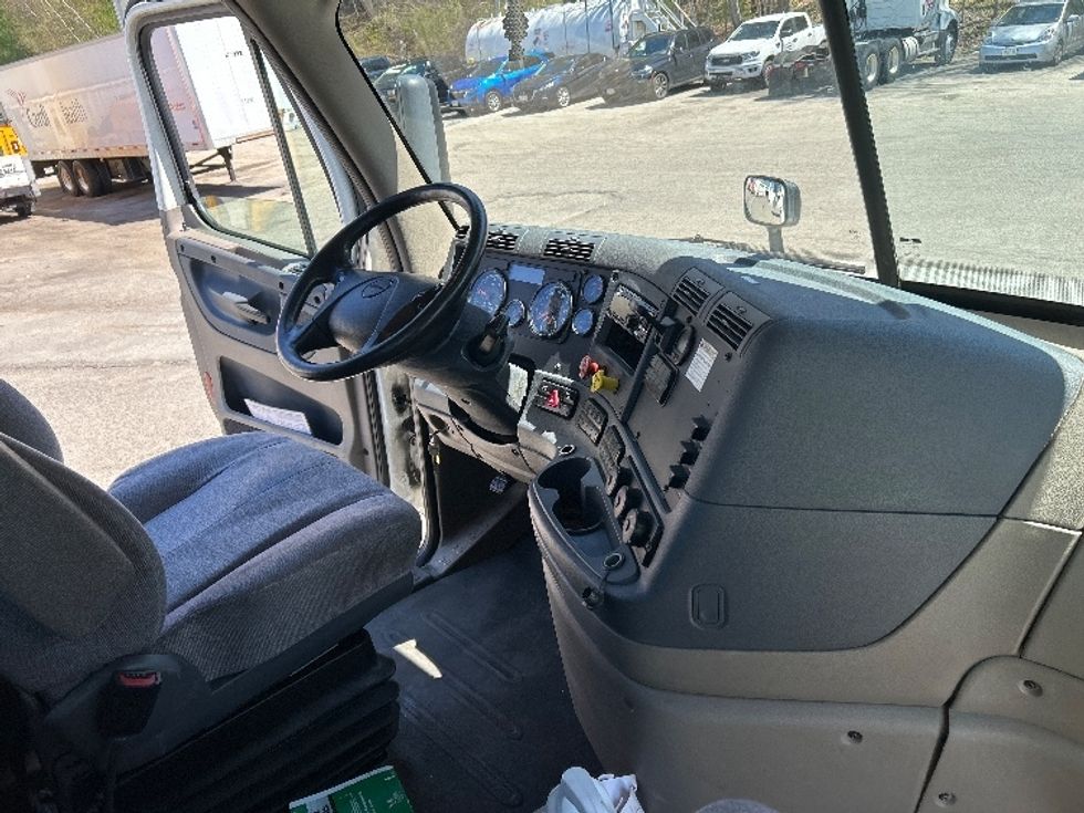 Day Cab Tractor-Heavy Duty Tractors-Freightliner-2019-Cascadia 12564ST-Auburn-MA-315,694\n\t\tmiles-$ 43,250 - Image 14