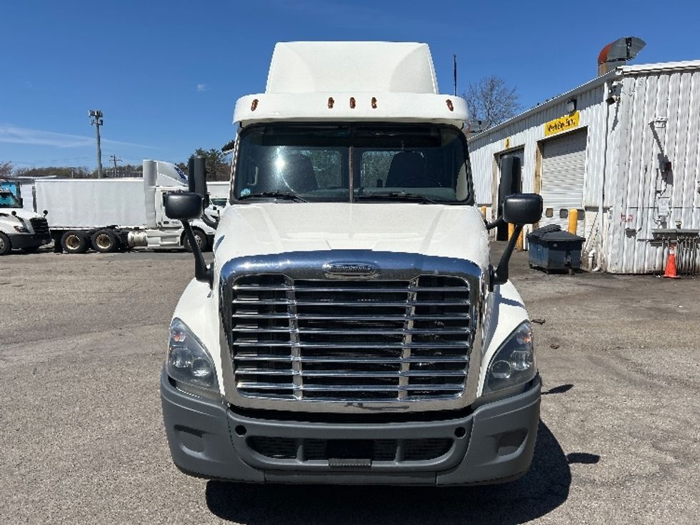 Day Cab Tractor-Heavy Duty Tractors-Freightliner-2019-Cascadia 12564ST-Auburn-MA-315,694\n\t\tmiles-$ 43,250 - Image 2