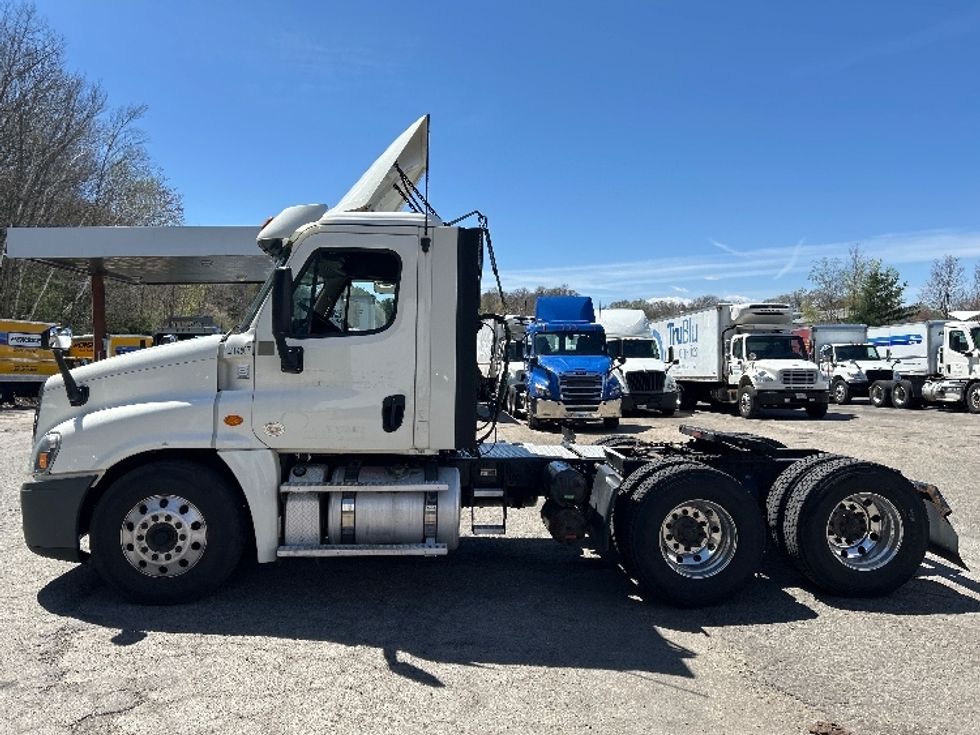 Day Cab Tractor-Heavy Duty Tractors-Freightliner-2019-Cascadia 12564ST-Auburn-MA-315,694\n\t\tmiles-$ 43,250 - Image 4