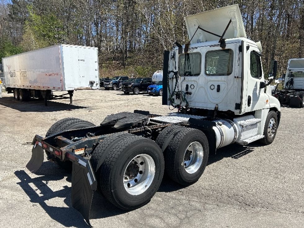 Day Cab Tractor-Heavy Duty Tractors-Freightliner-2019-Cascadia 12564ST-Auburn-MA-315,694\n\t\tmiles-$ 43,250 - Image 7