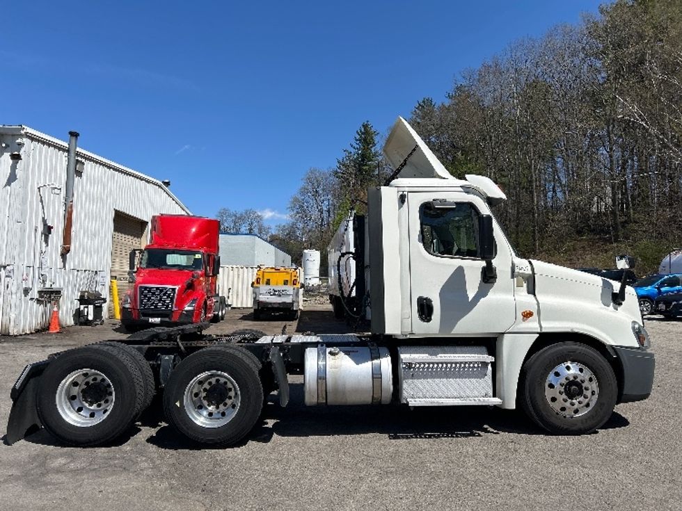 Day Cab Tractor-Heavy Duty Tractors-Freightliner-2019-Cascadia 12564ST-Auburn-MA-315,694\n\t\tmiles-$ 43,250 - Image 8