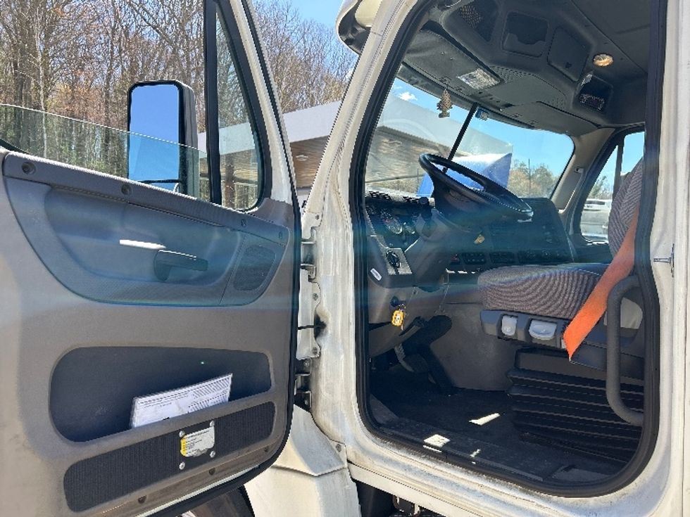 Day Cab Tractor-Heavy Duty Tractors-Freightliner-2019-Cascadia 12564ST-Auburn-MA-315,694\n\t\tmiles-$ 43,250 - Image 9