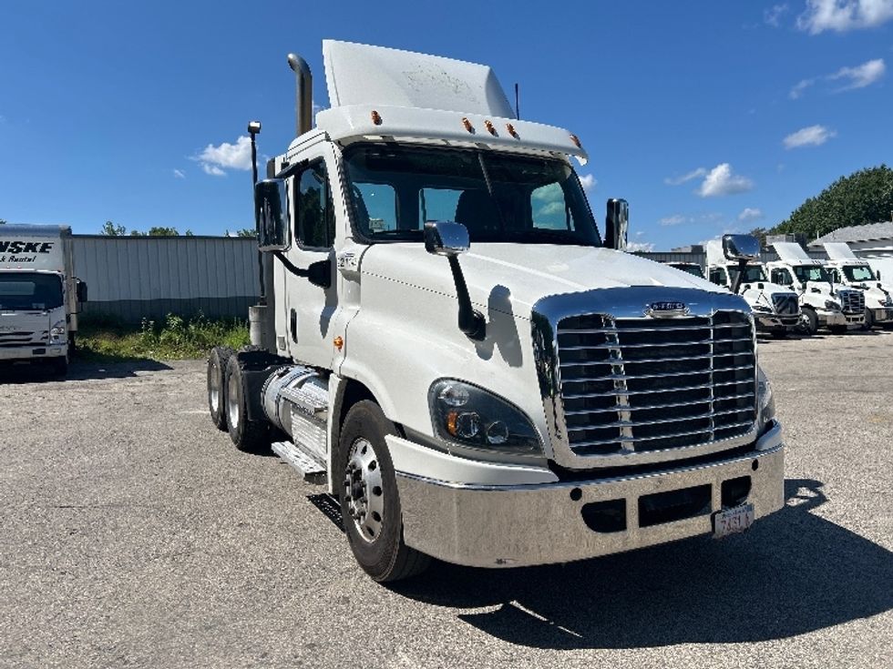 Day Cab Tractor-Heavy Duty Tractors-Freightliner-2019-Cascadia 12564ST-Auburn-MA-421,463\n\t\tmiles-$ 38,500 - Image 1