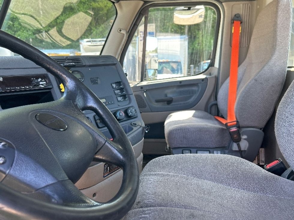 Day Cab Tractor-Heavy Duty Tractors-Freightliner-2019-Cascadia 12564ST-Auburn-MA-421,463\n\t\tmiles-$ 38,500 - Image 10