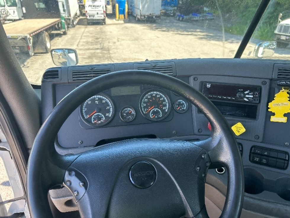 Day Cab Tractor-Heavy Duty Tractors-Freightliner-2019-Cascadia 12564ST-Auburn-MA-421,463\n\t\tmiles-$ 38,500 - Image 11