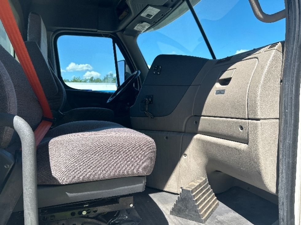 Day Cab Tractor-Heavy Duty Tractors-Freightliner-2019-Cascadia 12564ST-Auburn-MA-421,463\n\t\tmiles-$ 38,500 - Image 12