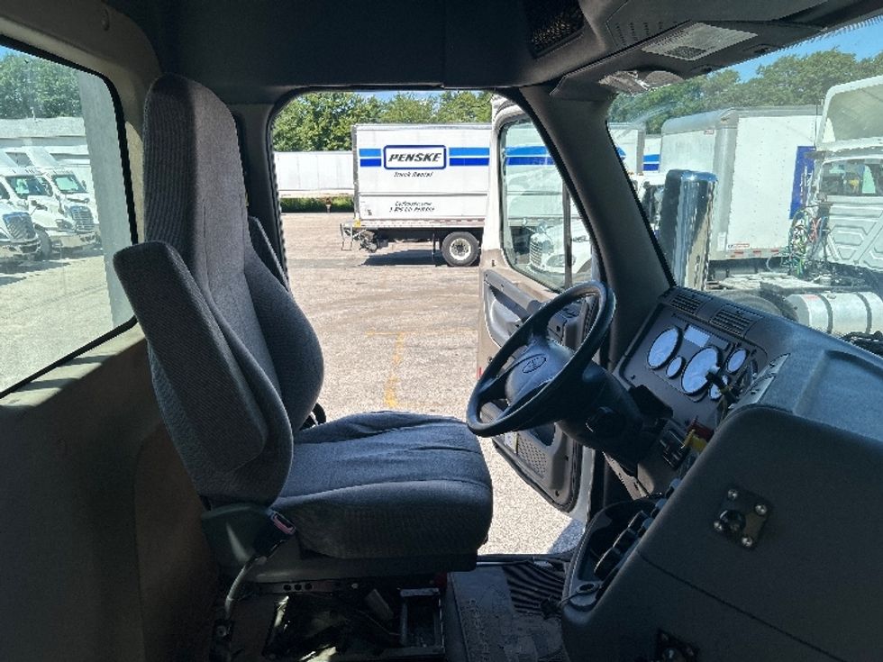 Day Cab Tractor-Heavy Duty Tractors-Freightliner-2019-Cascadia 12564ST-Auburn-MA-421,463\n\t\tmiles-$ 38,500 - Image 14