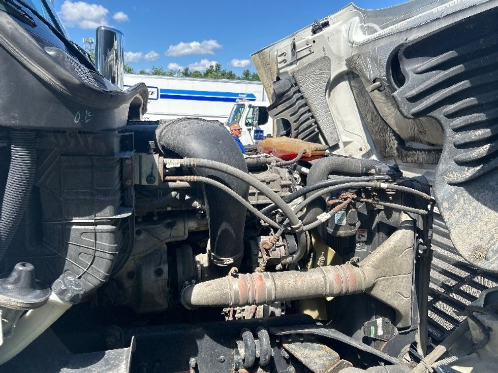 Day Cab Tractor-Heavy Duty Tractors-Freightliner-2019-Cascadia 12564ST-Auburn-MA-421,463\n\t\tmiles-$ 38,500 - Image 15
