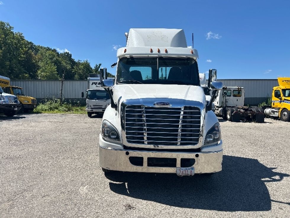 Day Cab Tractor-Heavy Duty Tractors-Freightliner-2019-Cascadia 12564ST-Auburn-MA-421,463\n\t\tmiles-$ 38,500 - Image 2