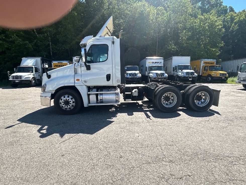 Day Cab Tractor-Heavy Duty Tractors-Freightliner-2019-Cascadia 12564ST-Auburn-MA-421,463\n\t\tmiles-$ 38,500 - Image 4
