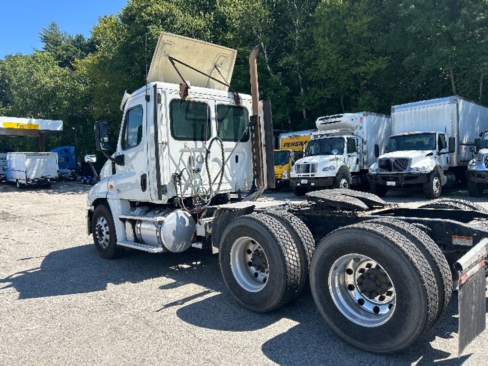 Day Cab Tractor-Heavy Duty Tractors-Freightliner-2019-Cascadia 12564ST-Auburn-MA-421,463\n\t\tmiles-$ 38,500 - Image 5