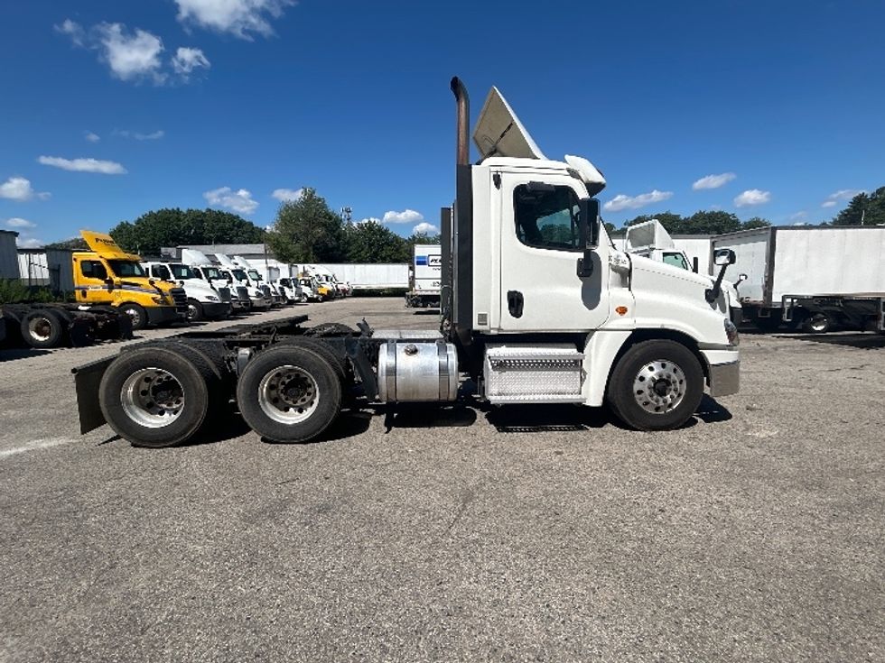 Day Cab Tractor-Heavy Duty Tractors-Freightliner-2019-Cascadia 12564ST-Auburn-MA-421,463\n\t\tmiles-$ 38,500 - Image 8