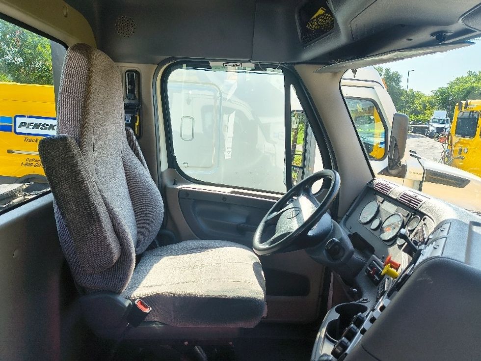 Day Cab Tractor-Heavy Duty Tractors-Freightliner-2019-Cascadia 12564ST-Austin-TX-186,928\n\t\tmiles-$ 57,250 - Image 14