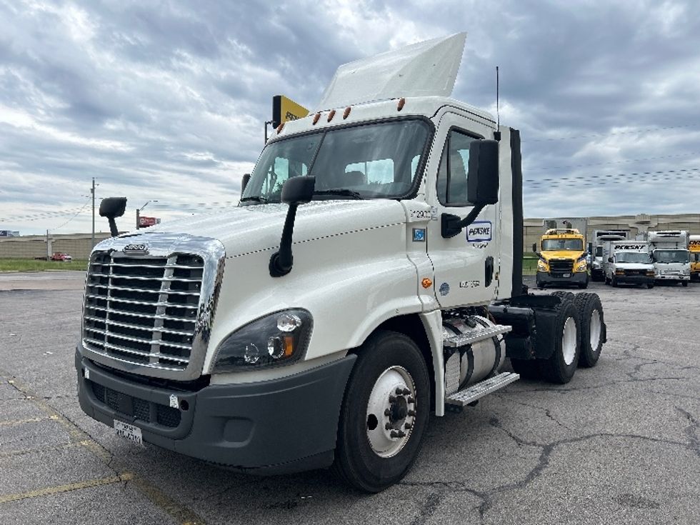 Day Cab Tractor-Heavy Duty Tractors-Freightliner-2019-Cascadia 12564ST-Austin-TX-186,928\n\t\tmiles-$ 57,250 - Image 3