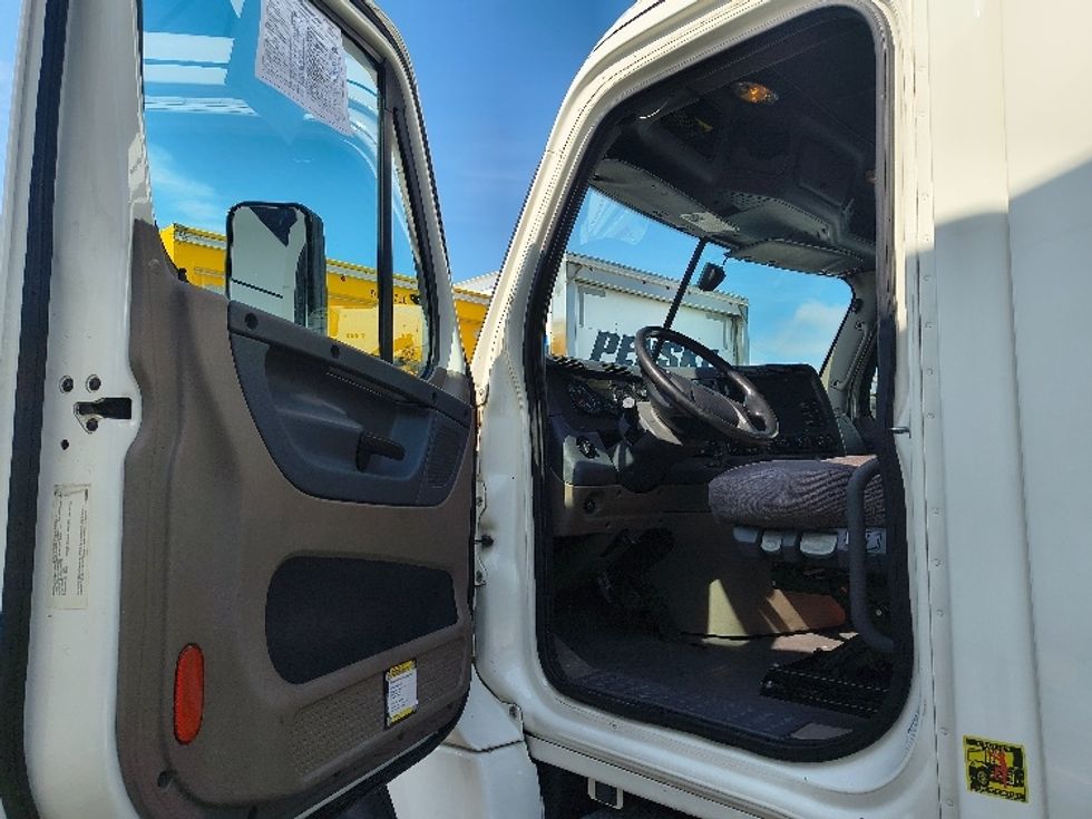 Day Cab Tractor-Heavy Duty Tractors-Freightliner-2019-Cascadia 12564ST-Austin-TX-186,928\n\t\tmiles-$ 57,250 - Image 9