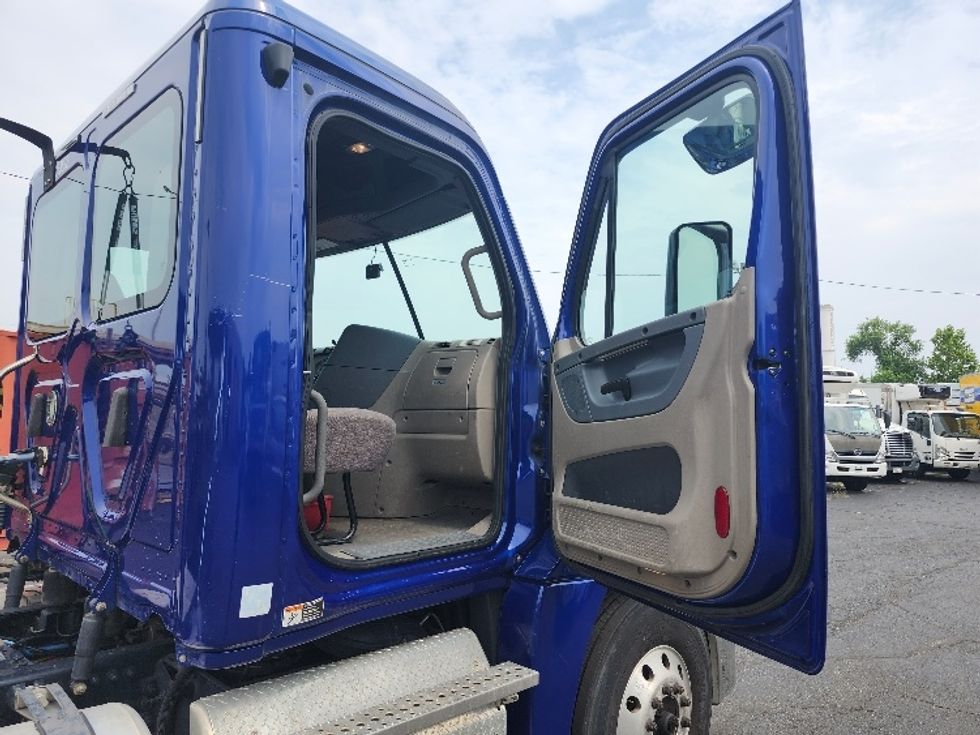 Day Cab Tractor-Heavy Duty Tractors-Freightliner-2019-Cascadia 12564ST-Baltimore-MD-147,474\n\t\tmiles-$ 52,750 - Image 12