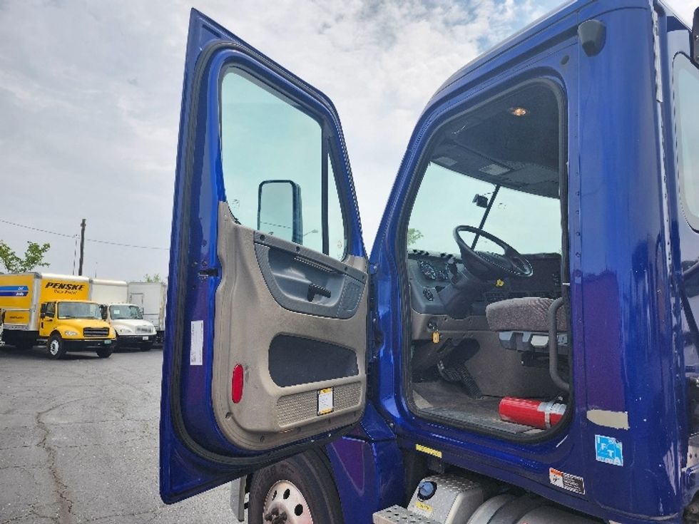 Day Cab Tractor-Heavy Duty Tractors-Freightliner-2019-Cascadia 12564ST-Baltimore-MD-147,474\n\t\tmiles-$ 52,750 - Image 9