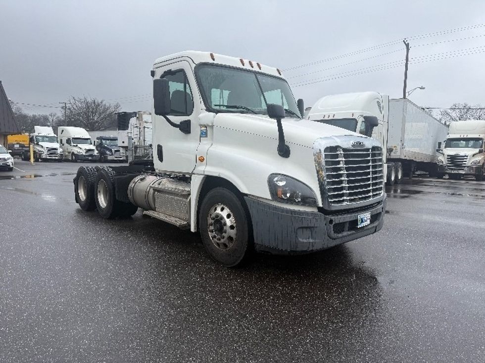 Day Cab Tractor-Heavy Duty Tractors-Freightliner-2019-Cascadia 12564ST-Baltimore-MD-220,999\n\t\tmiles-$ 44,250 - Image 1