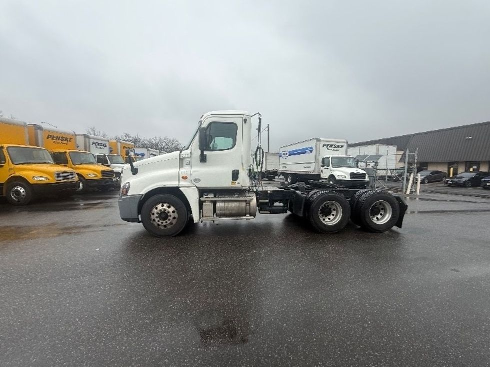 Day Cab Tractor-Heavy Duty Tractors-Freightliner-2019-Cascadia 12564ST-Baltimore-MD-220,999\n\t\tmiles-$ 44,250 - Image 4