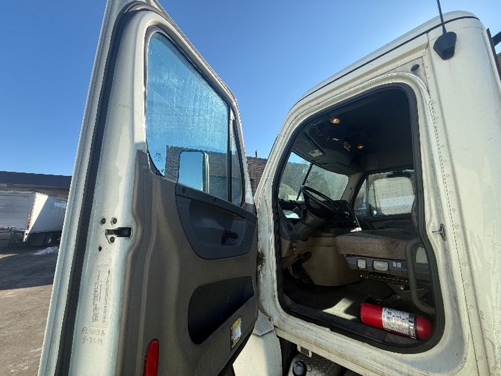 Day Cab Tractor-Heavy Duty Tractors-Freightliner-2019-Cascadia 12564ST-Baltimore-MD-220,999\n\t\tmiles-$ 44,250 - Image 9