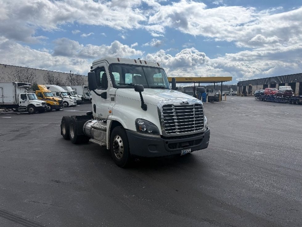 Day Cab Tractor-Heavy Duty Tractors-Freightliner-2019-Cascadia 12564ST-Baltimore-MD-249,810\n\t\tmiles-$ 43,000 - Image 1
