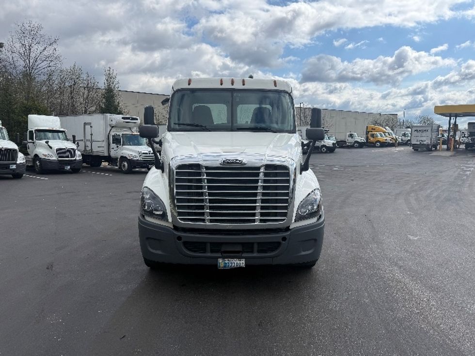 Day Cab Tractor-Heavy Duty Tractors-Freightliner-2019-Cascadia 12564ST-Baltimore-MD-258,198\n\t\tmiles-$ 42,500 - Image 2
