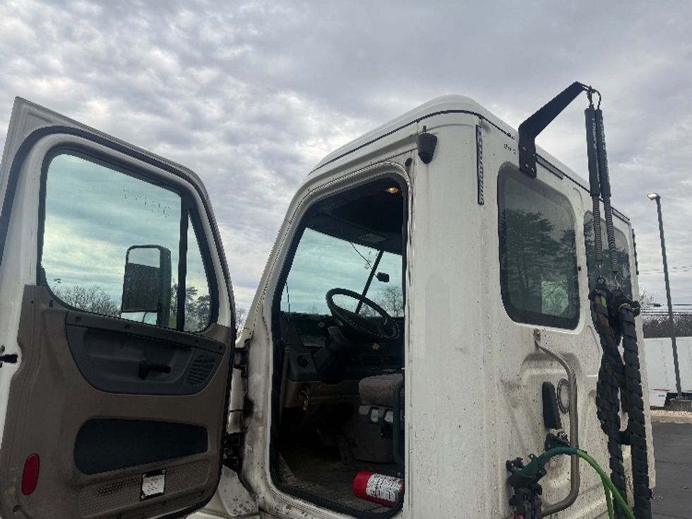 Day Cab Tractor-Heavy Duty Tractors-Freightliner-2019-Cascadia 12564ST-Baltimore-MD-258,198\n\t\tmiles-$ 42,500 - Image 9